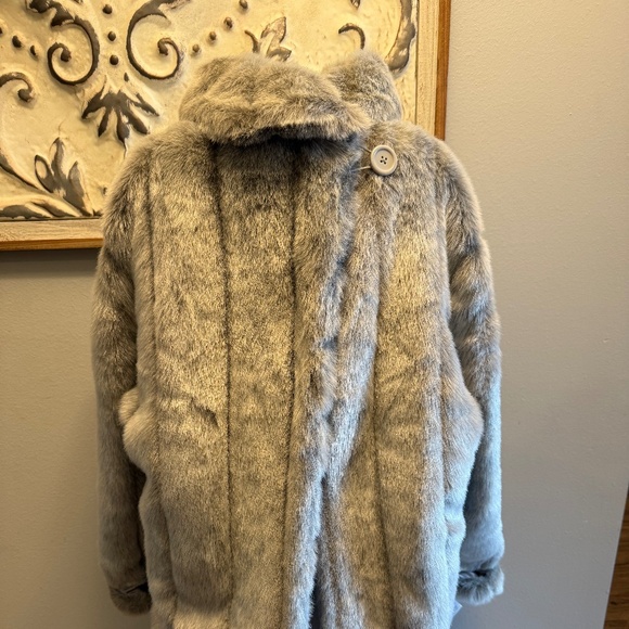 Dennis Basso silver faux fur coat. - Picture 1 of 6